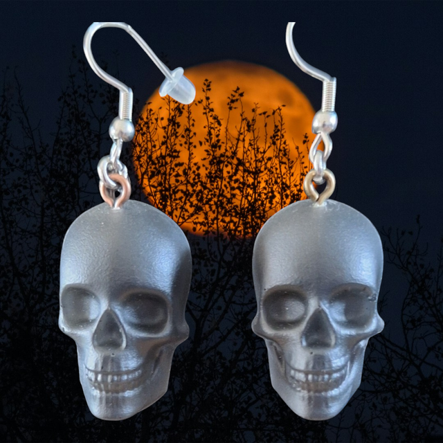 Boucles d’oreilles crâne en résine – Bijoux gothiques faits main