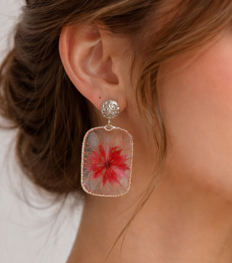 Boucles d'oreilles Fleurs Séchées Rouges – Médaillons Argentés et Résine