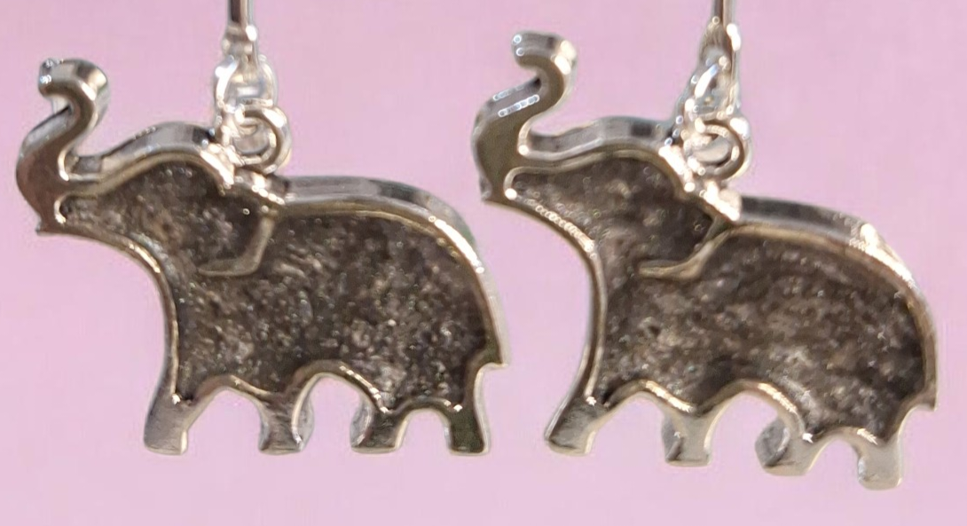 Boucles d'oreilles Longues Éléphants Argentés – Résine Grise et Fleurs Martelées