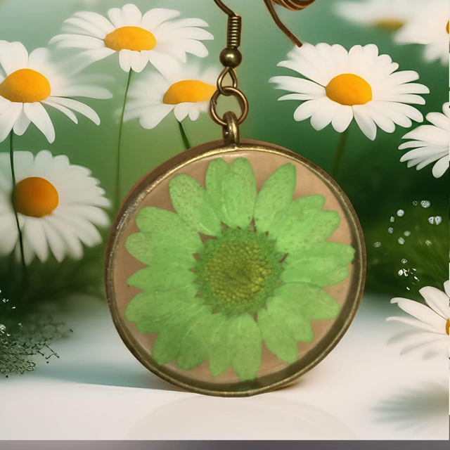 Boucles d'oreilles artisanales en résine, originales modernes avec fleurs ou inclusion cadeau à offrir pour elle accessoire de mode tendance