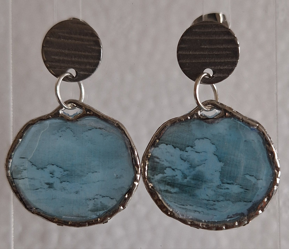 Boucles d’oreilles en résine époxy bleu effet ciel – Création artisanale élégante