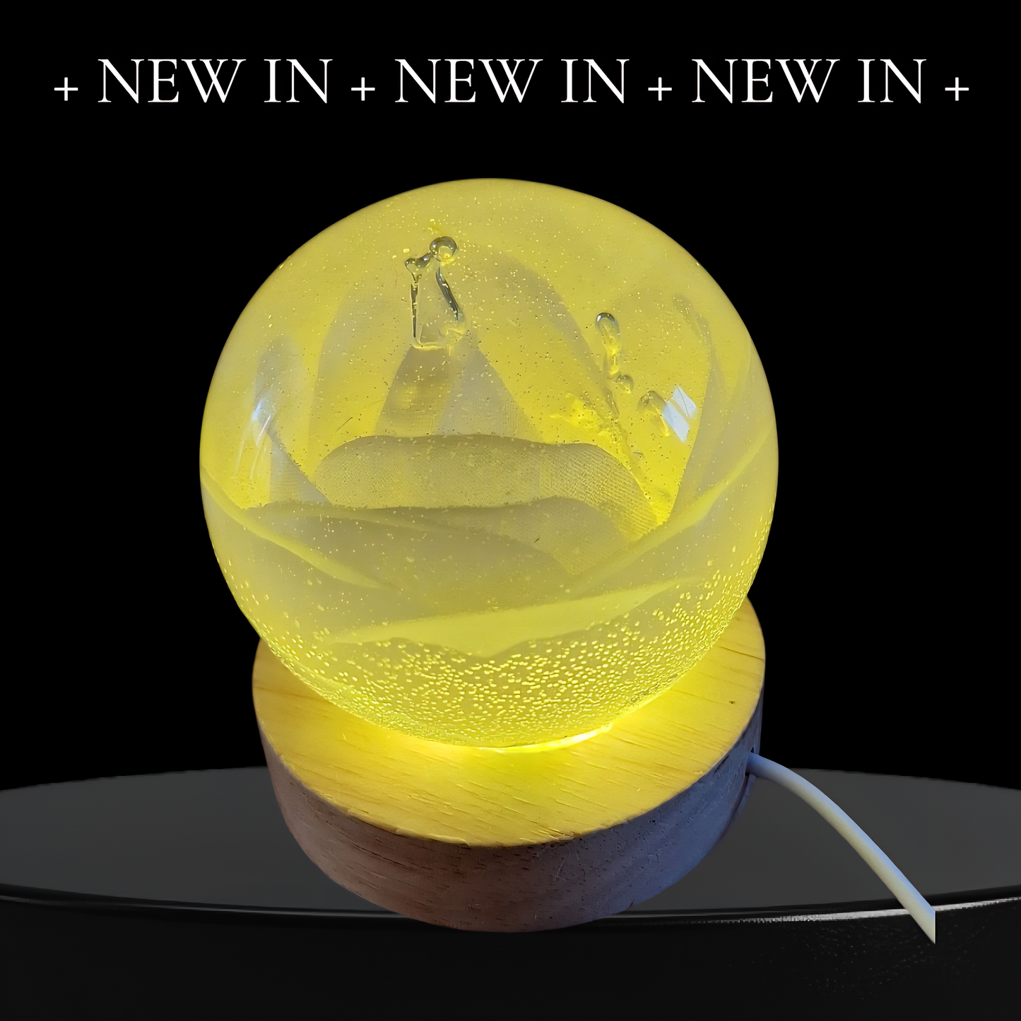 Lampe décorative en résine époxy – Fleur dorée lumineuse sur socle bois 🌼✨Une fleur éternelle capturée dans la lumière ✨