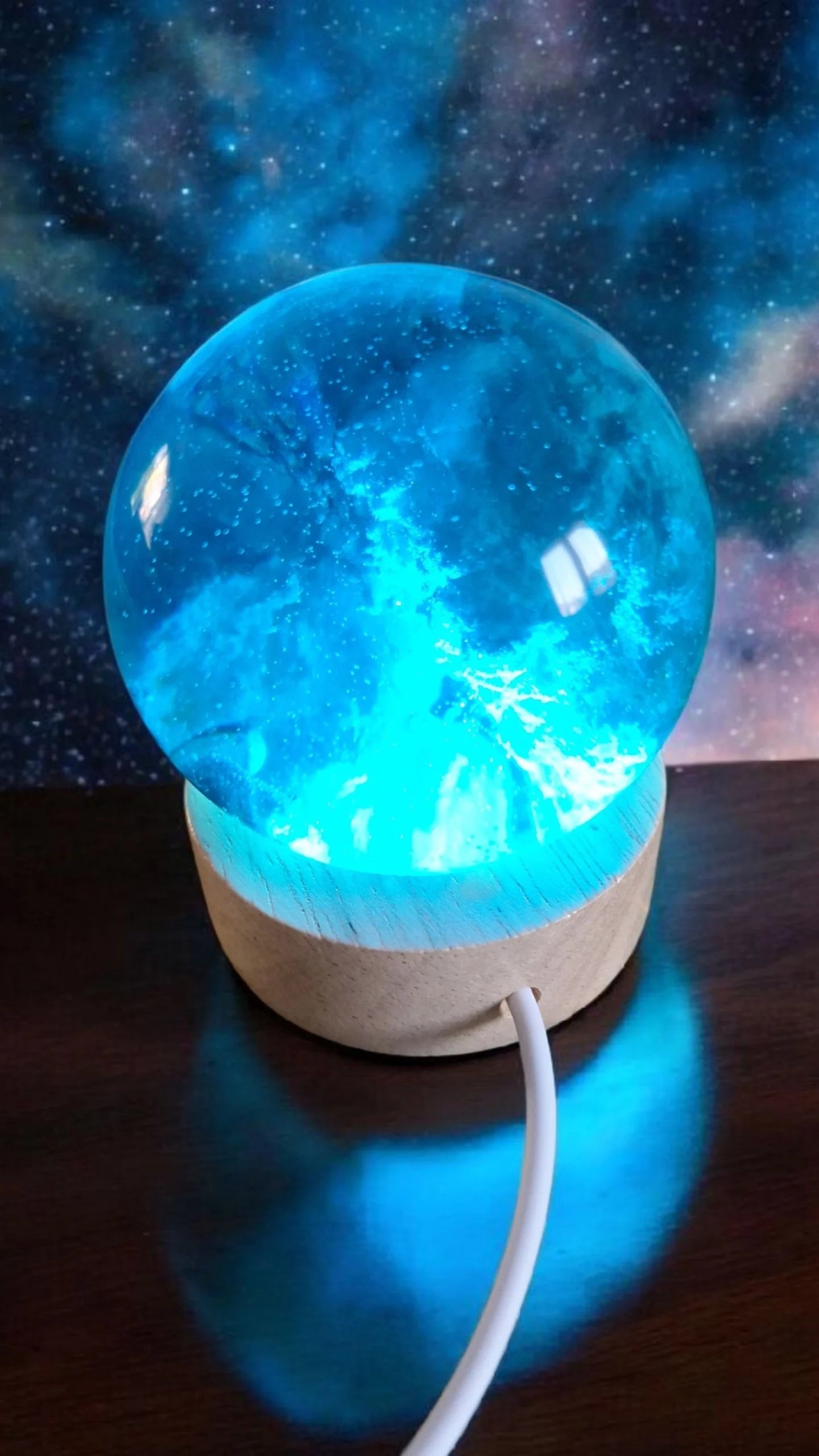 Globe Lumineux LED Bleu sur Base en Bois – Décoration Unique