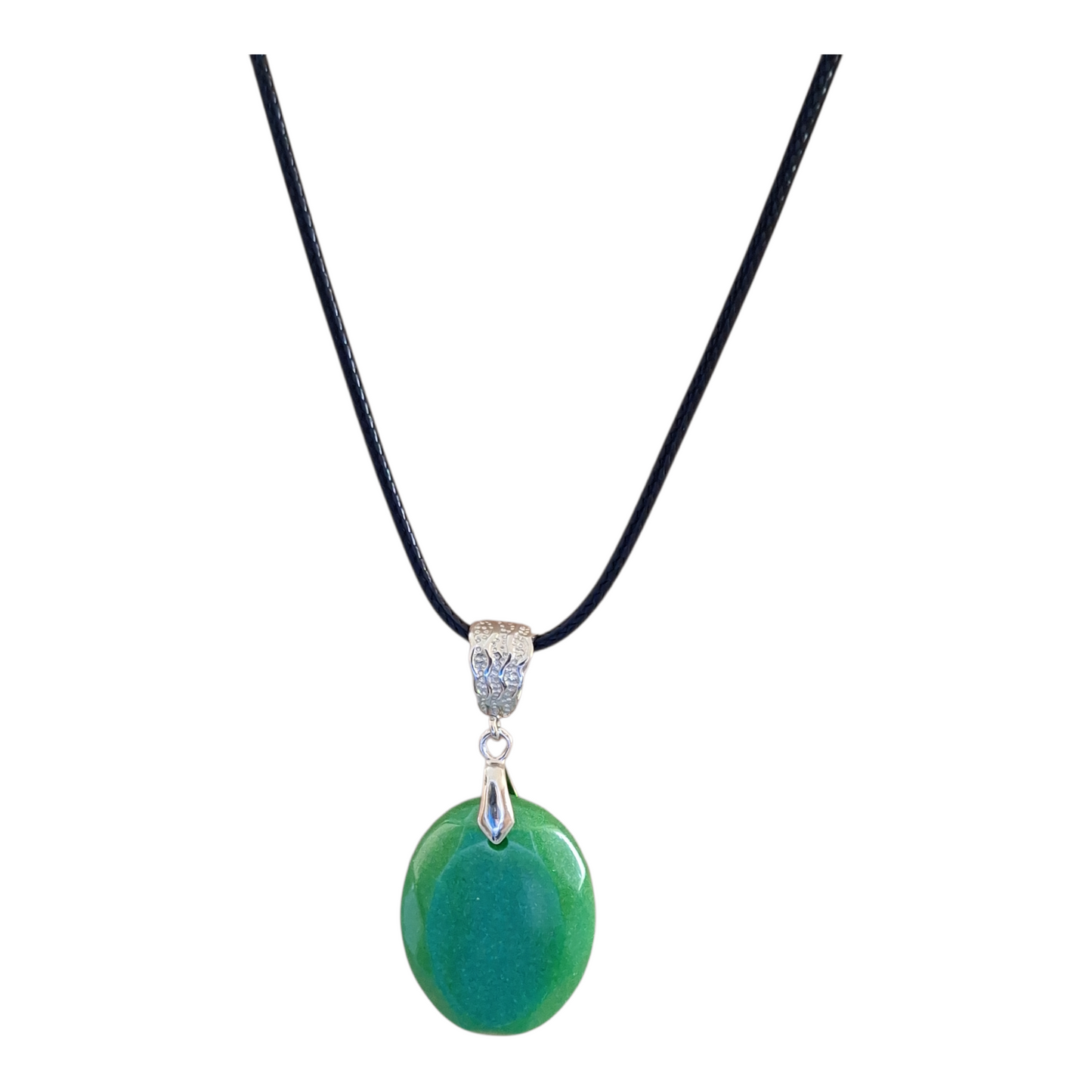 Collier pendentif ovale vert facetté – Cordon noir – Bijou élégant et naturel