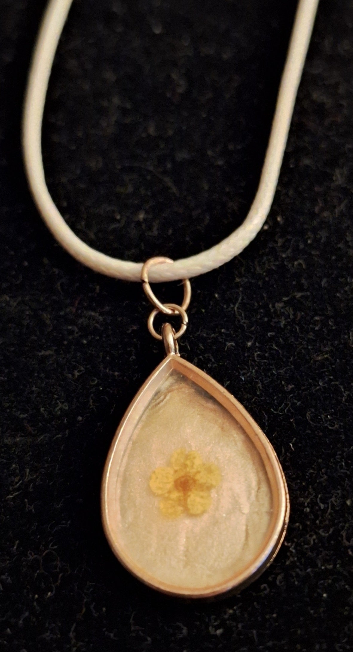 Pendentif Goutte Doré - Fleur Jaune et Résine Nacrée à la Poudre de Mica
