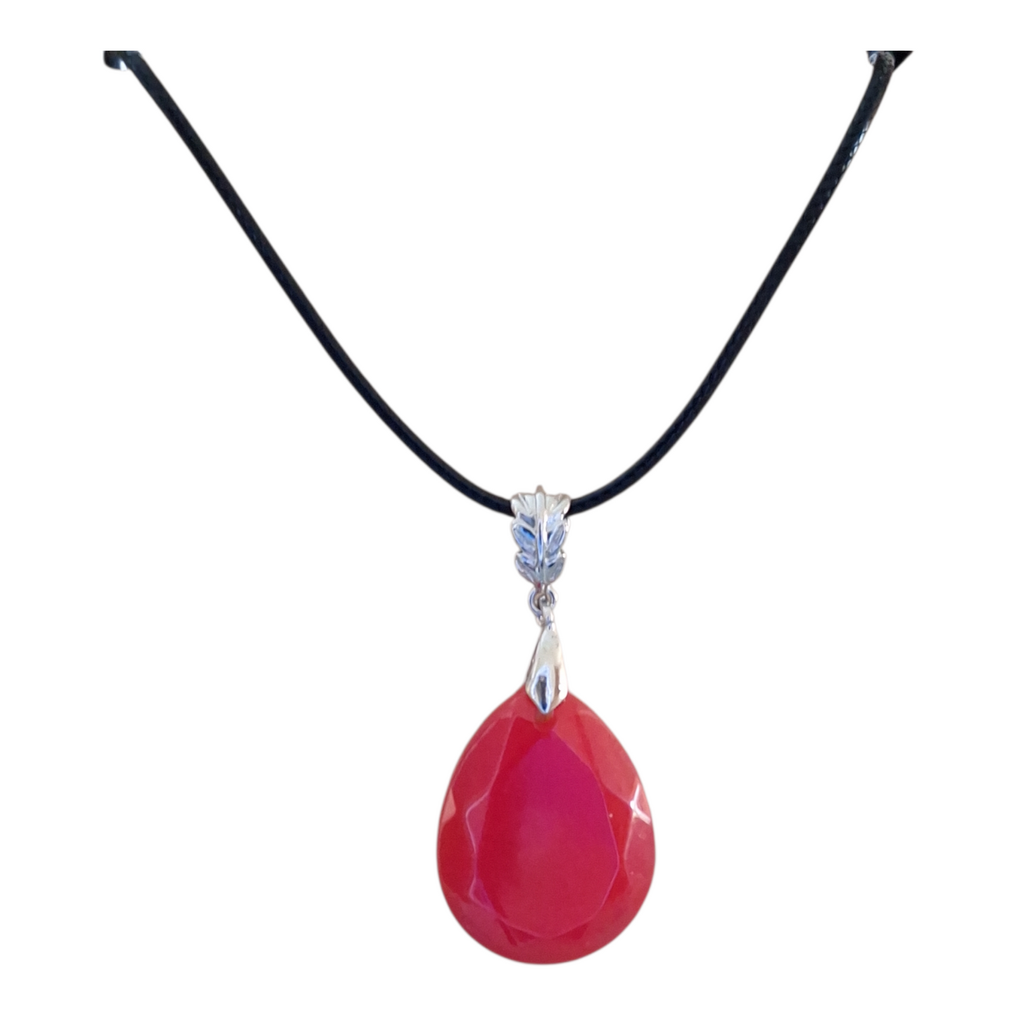 Collier pendentif ovale rouge facetté – Cordon noir – Bijou élégant et moderne