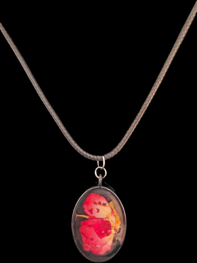 Pendentif Ovale en Résine et Véritable Fleur Rouge - Monture Métal Noir