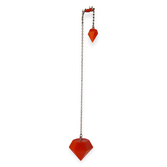Pendule divinatoire en résine orange – Forme diamant, chaîne argentée