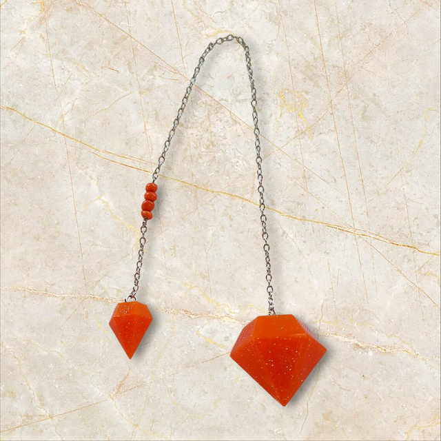 Pendule divinatoire en résine orange – Forme diamant, chaîne argentée