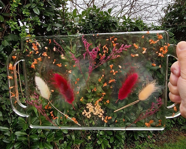 Plateau en résine époxy transparent – Fleurs séchées et feuilles dorées, création artisanale