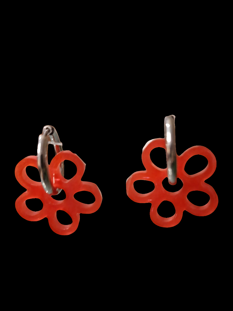 Boucles d’oreilles fleur rouge en résine – Design ajouré et moderne