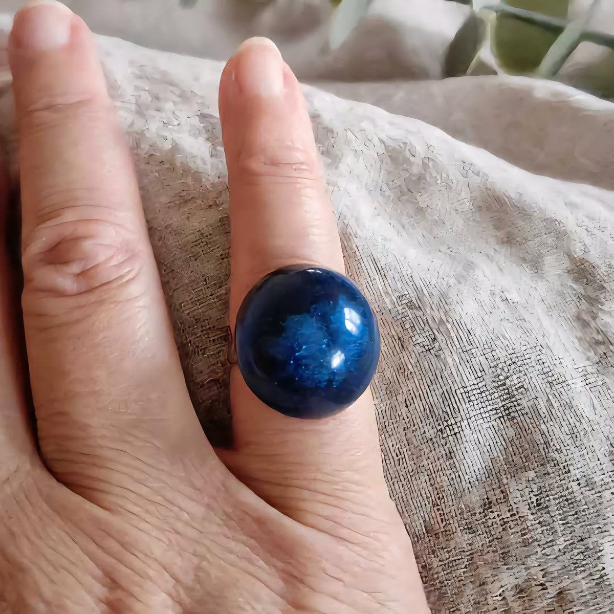 Bague Boule Bleu Nuit Marbré - Gros Dôme Brillante - Résine Époxy