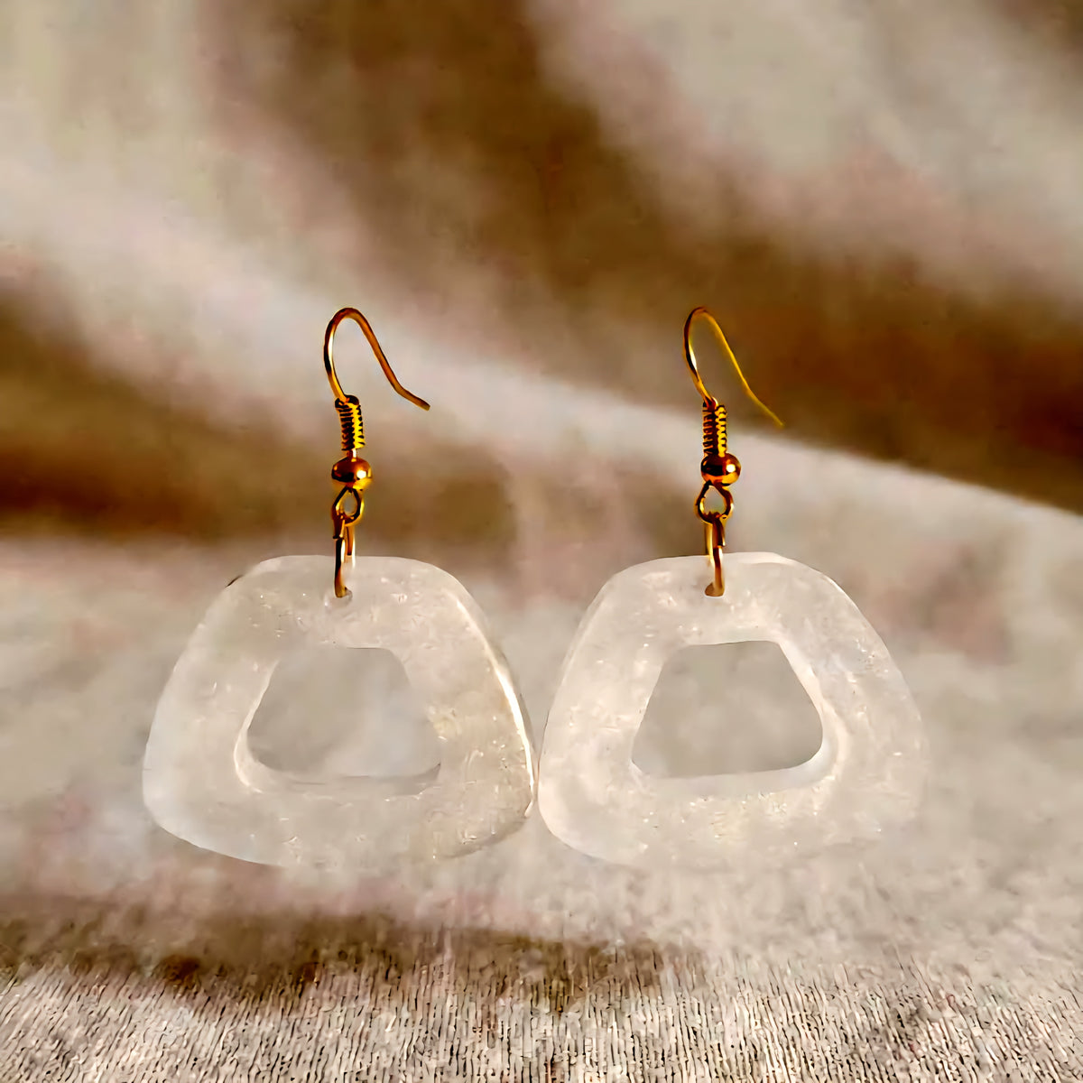 Boucles d'oreilles Trapèze Givré - Résine Transparente Effet Givre & Crochets Dorés