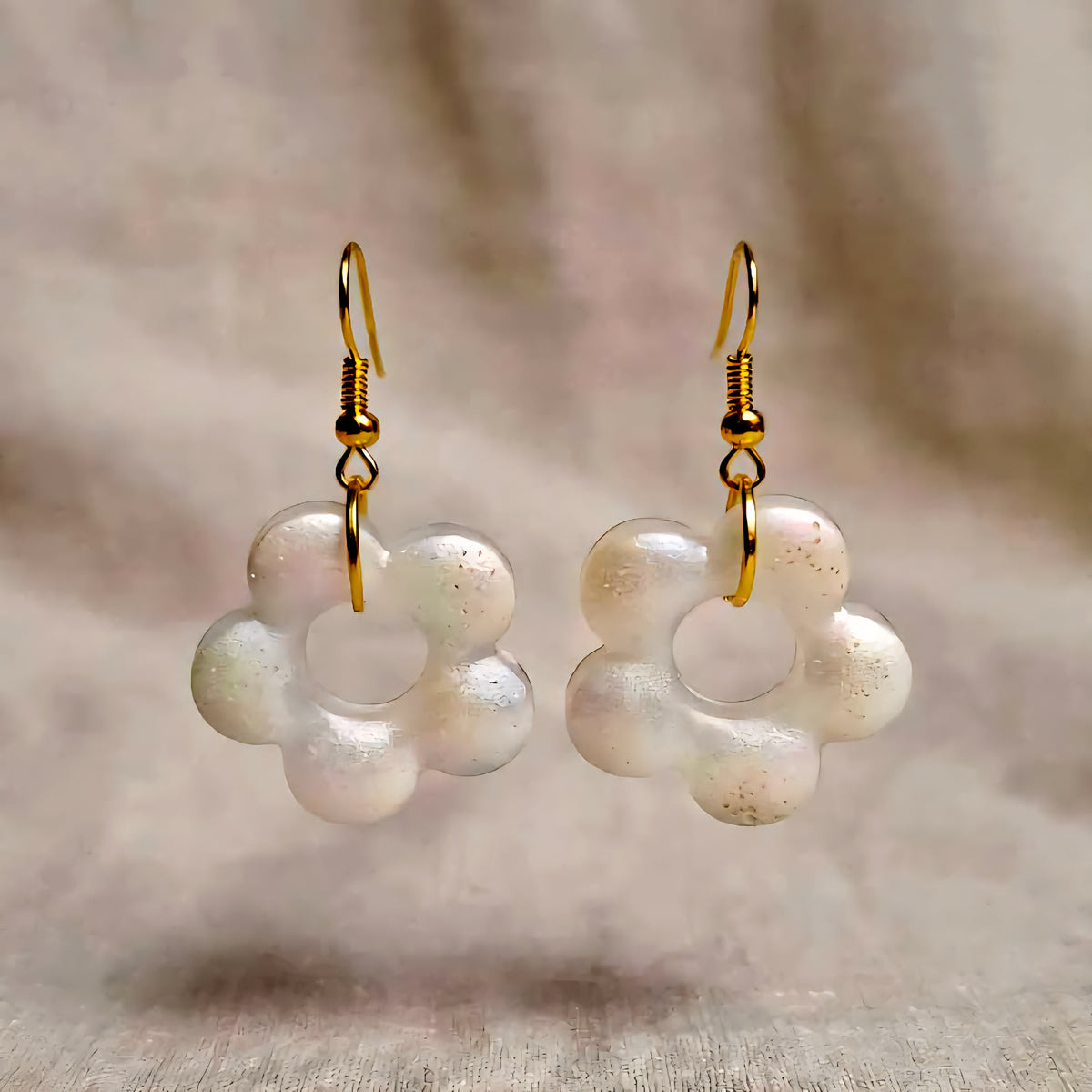 Boucles d'oreilles Fleur Nacrée - 5 Pétales - Résine Époxy Blanc Nacre & Crochets Dorés