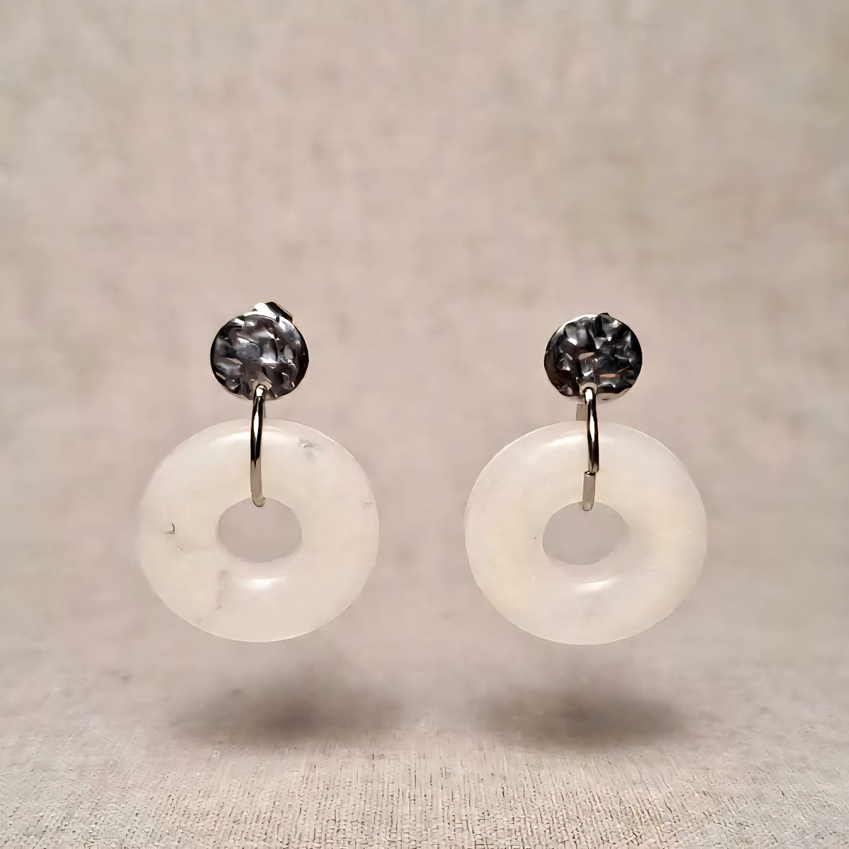 Boucles d'oreilles Donut Blanc Marbré - Puce Créole Argentée Martelée - Résine Époxy