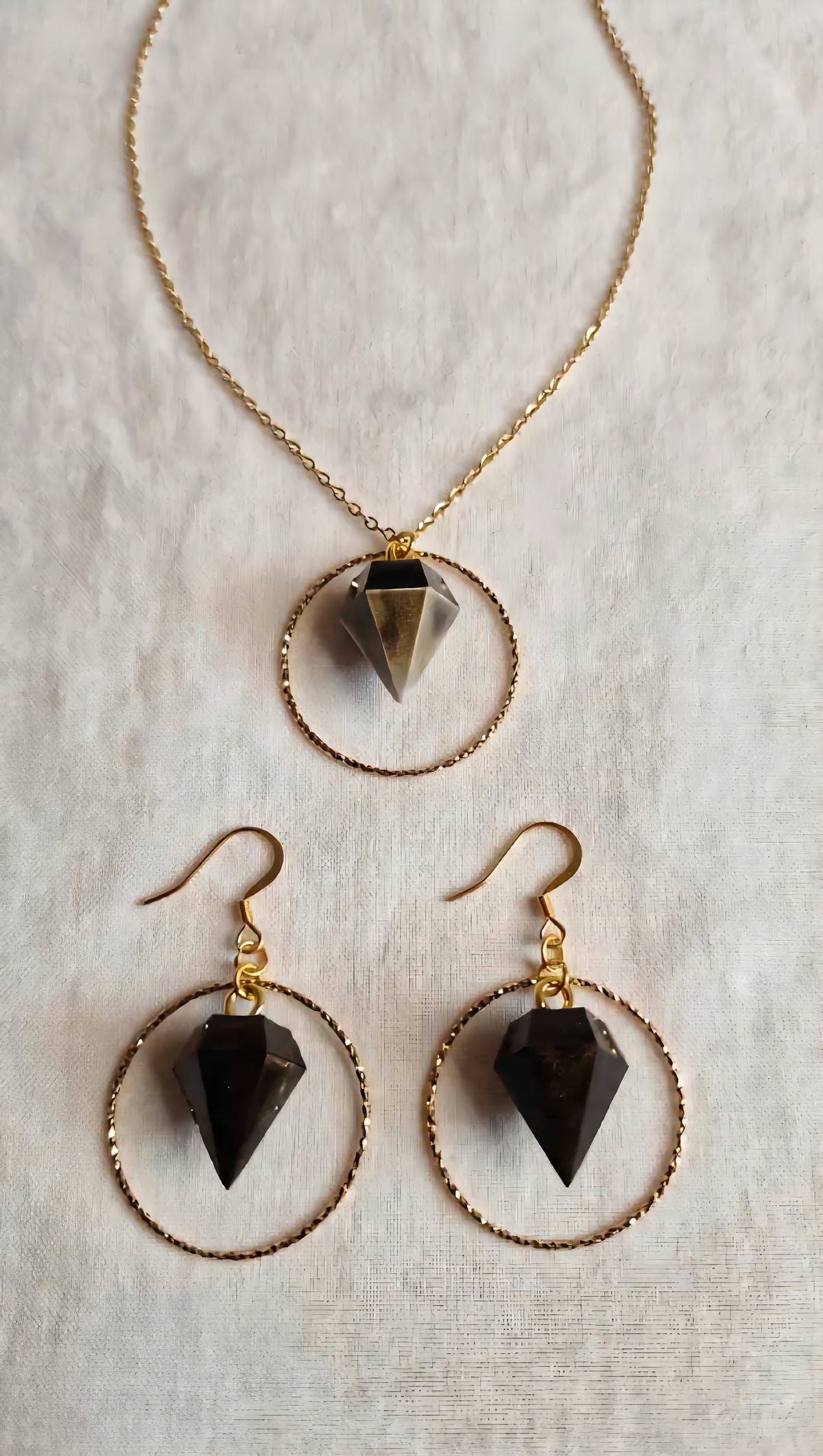 Parure Diamant Noir Doré - Collier + Boucles d'Oreilles - Résine & Cercles Dorés