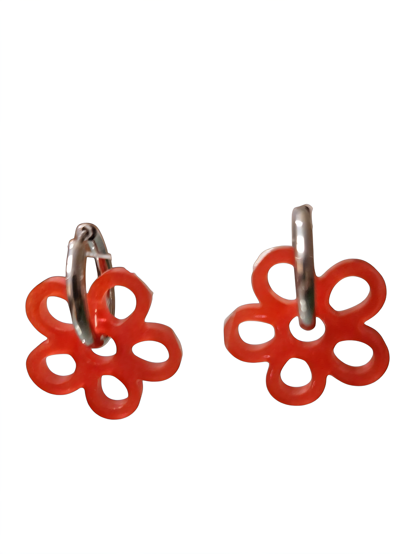 Boucles d’oreilles fleur rouge en résine – Design ajouré et moderne