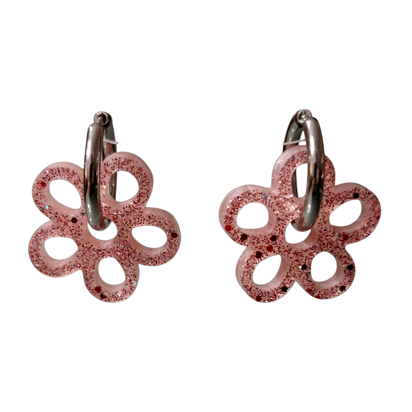 Boucles d’oreilles fleur rose ajourée pailletée en résine époxy – Création artisanale