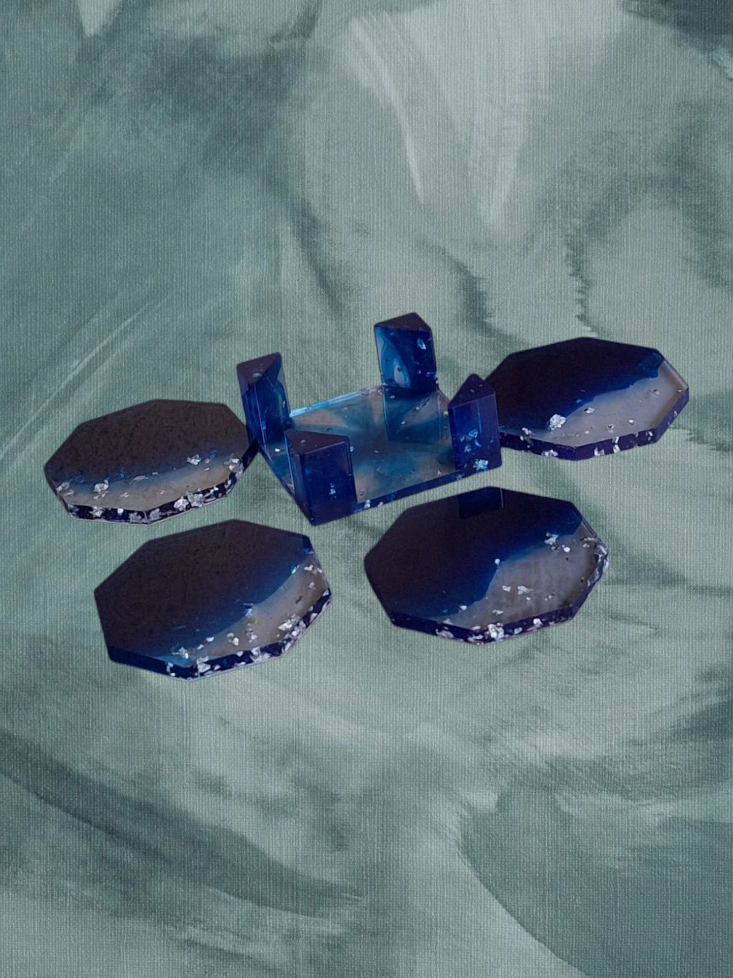 Set de 4 sous-verres octogonaux en résine époxy bleu océan avec éclats scintillants. Support assorti inclus. Pièce unique faite main