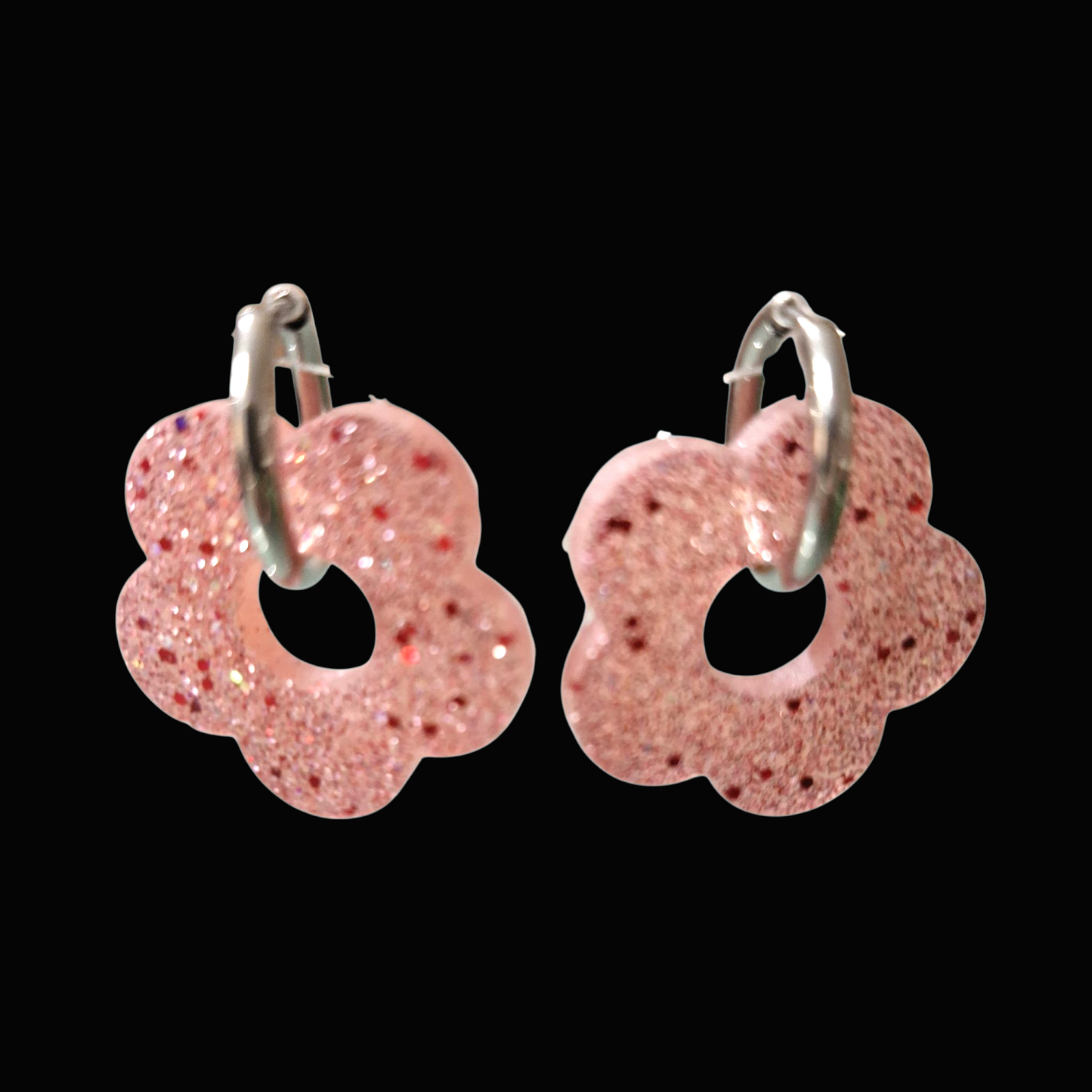 Boucles d’oreilles fleur rose pailletée en résine époxy – Création artisanale