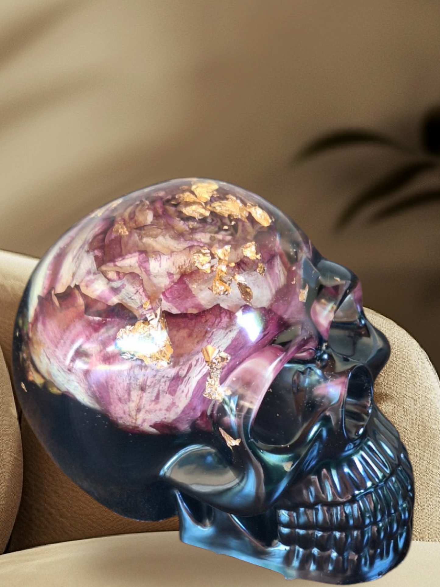 Skull tête de mort crâne résine transparente fabrication artisanale fleurs naturelles séchées intégrées décoration gothique idées cadeaux presse papier