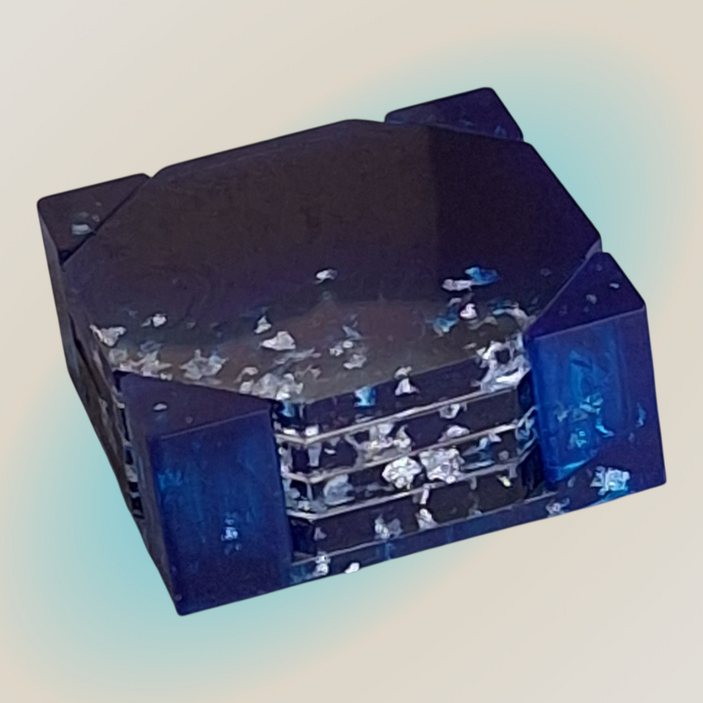 Set de 4 sous-verres octogonaux en résine époxy bleu océan avec éclats scintillants. Support assorti inclus. Pièce unique faite main