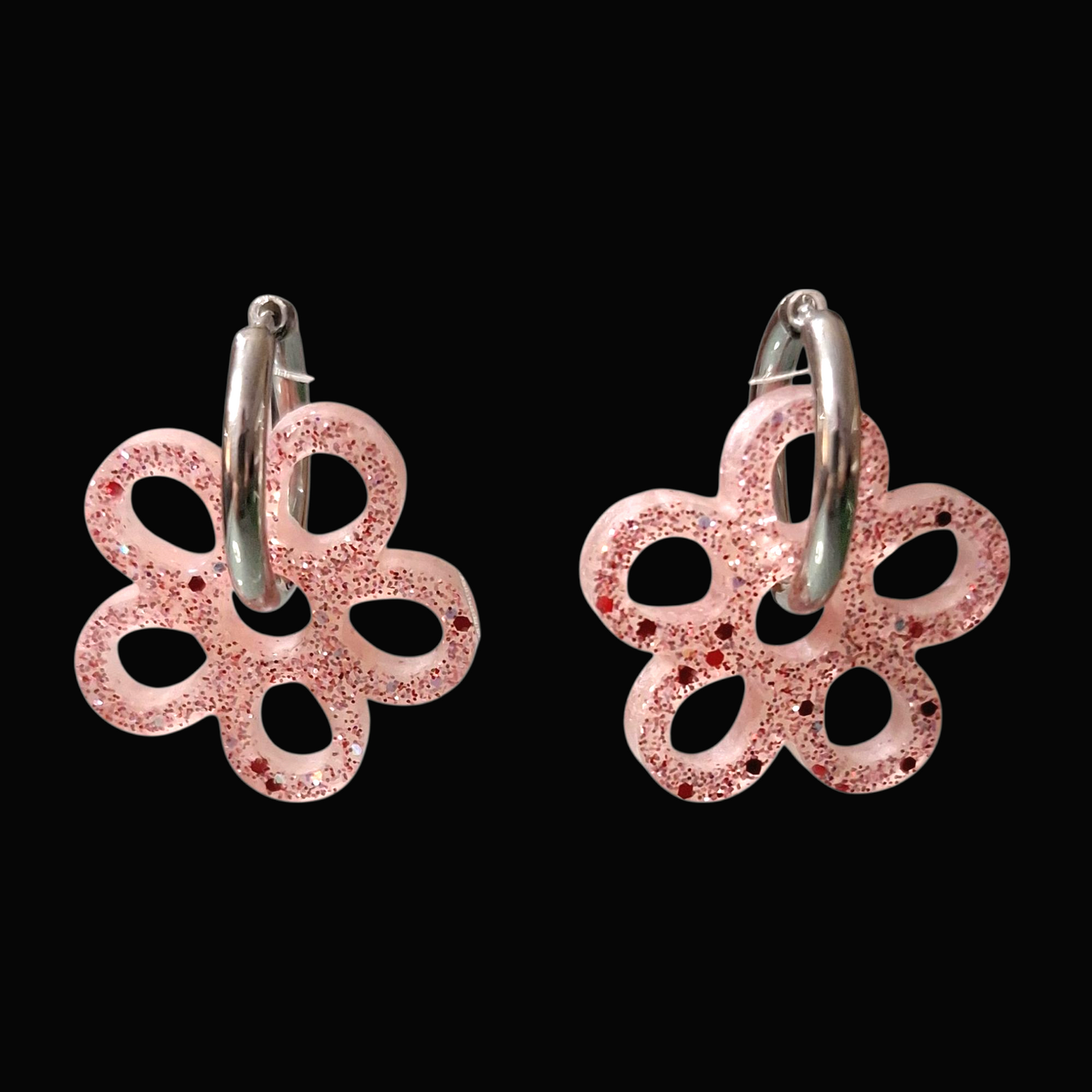 Boucles d’oreilles fleur rose ajourée pailletée en résine époxy – Création artisanale