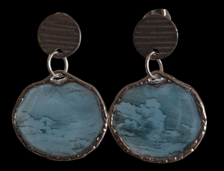 Boucles d’oreilles en résine époxy bleu effet ciel – Création artisanale élégante