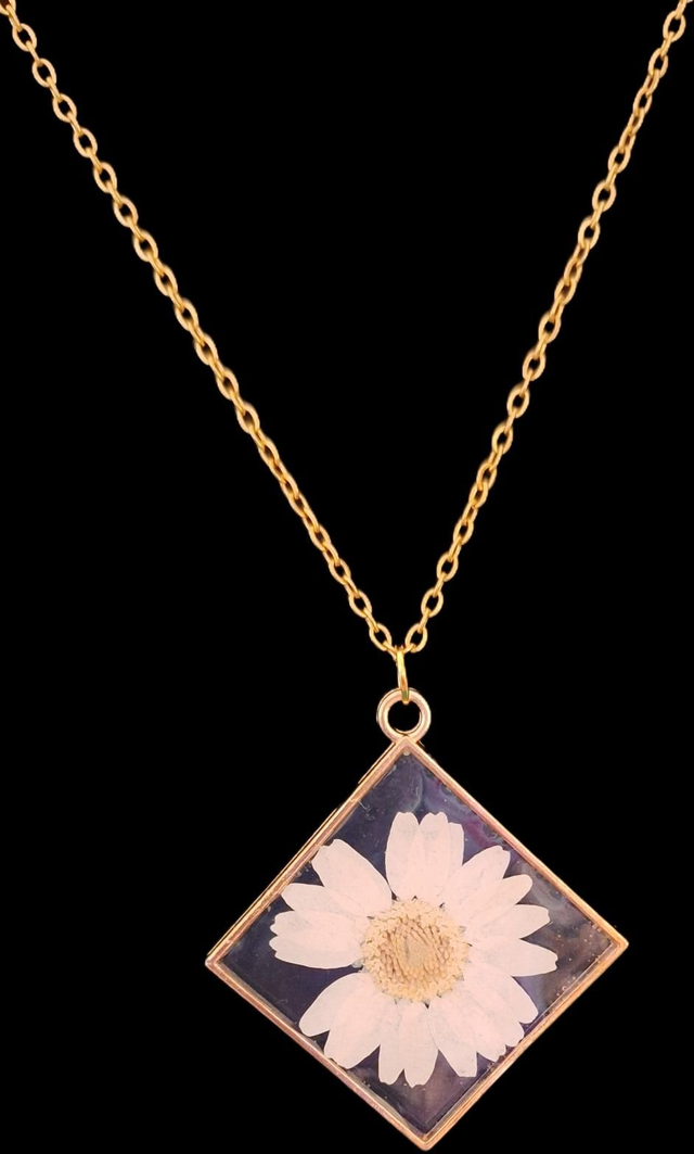 Collier en résine avec fleurs naturelles séchées – Bijou artisanal unique