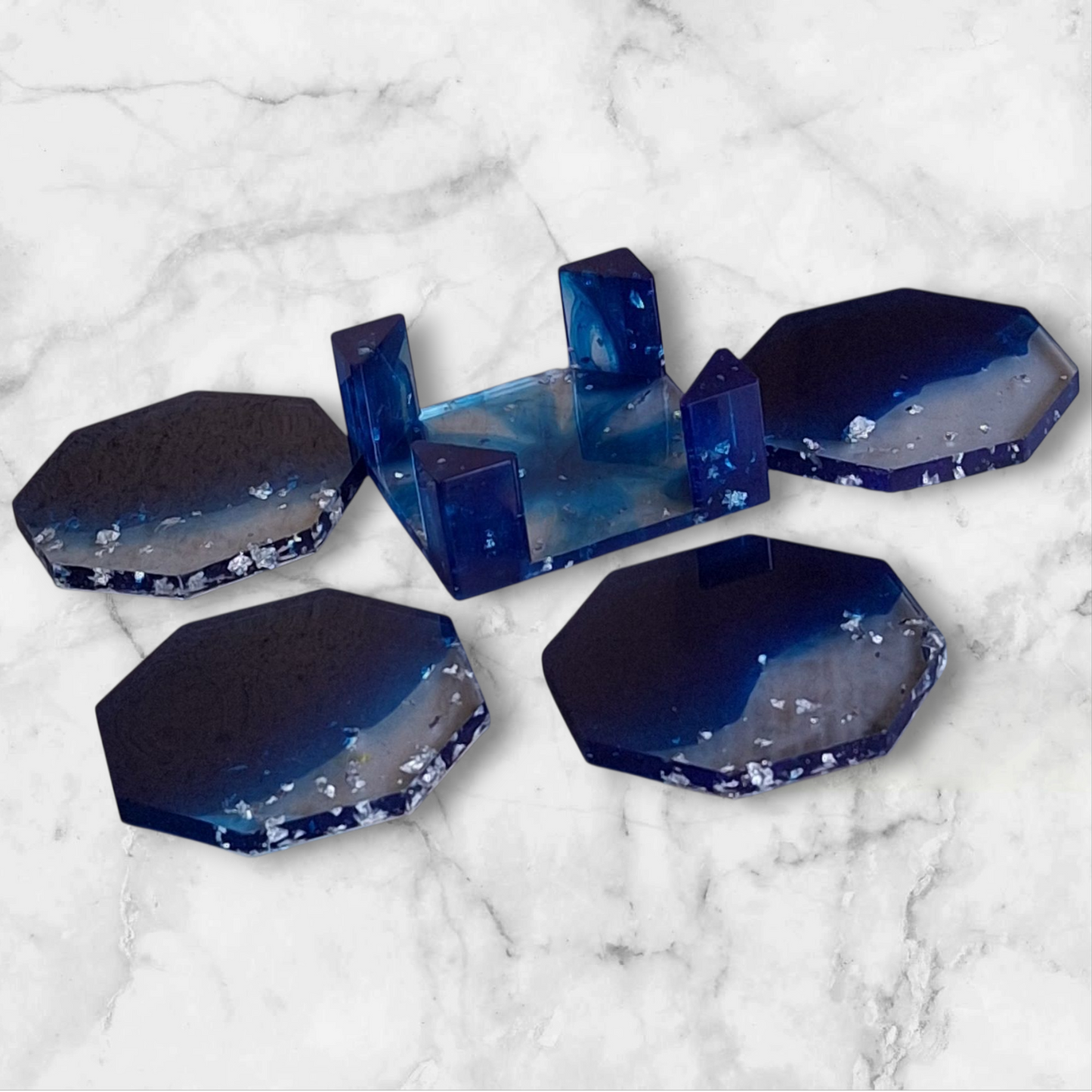 Set de 4 sous-verres octogonaux en résine époxy bleu océan avec éclats scintillants. Support assorti inclus. Pièce unique faite main