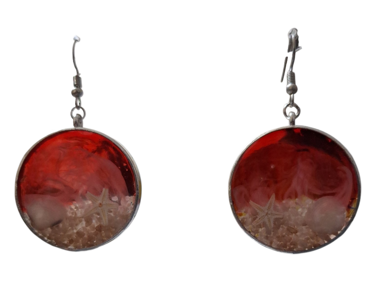 Boucles d’oreilles rondes en résine époxy rouge style marin – Étoile de mer et coquillage – Bijou artisanal fait main