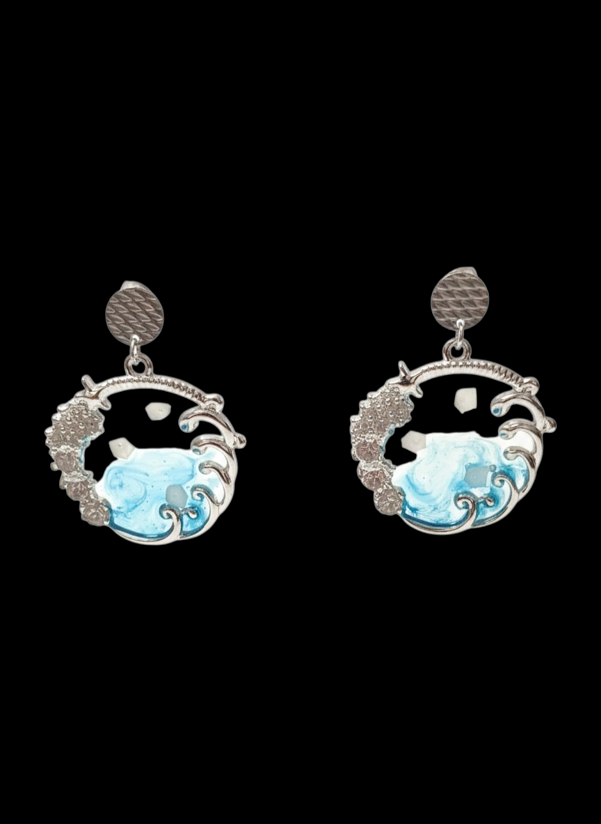 Boucles d’oreilles Vagues en Résine et Métal Argenté – Bijou Artisanal