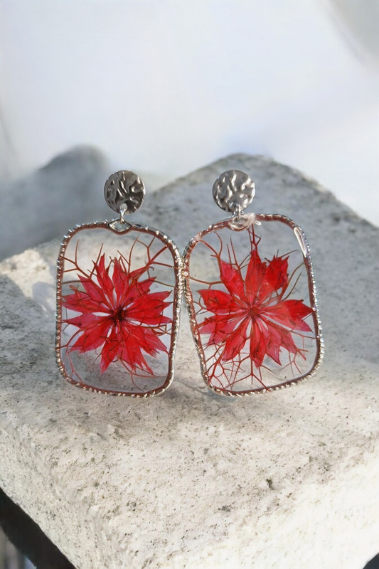 Boucles d'oreilles Fleurs Séchées Rouges – Médaillons Argentés et Résine