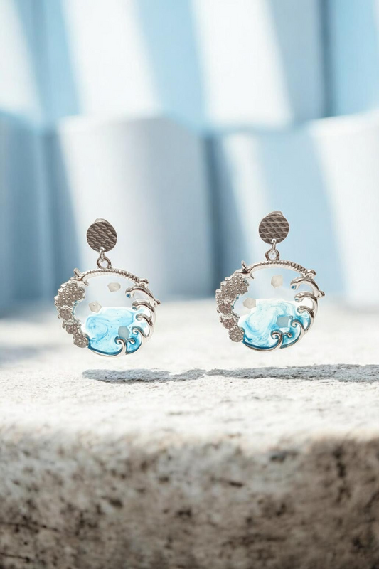 Boucles d’oreilles Vagues en Résine et Métal Argenté – Bijou Artisanal