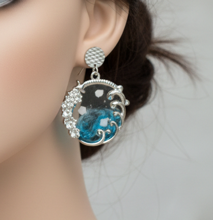Boucles d’oreilles Vagues en Résine et Métal Argenté – Bijou Artisanal