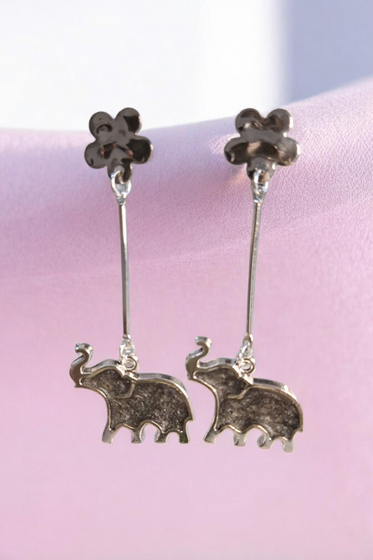 Boucles d'oreilles Longues Éléphants Argentés – Résine Grise et Fleurs Martelées
