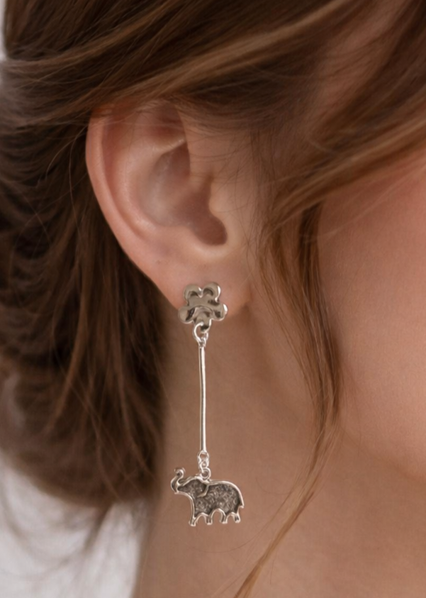 Boucles d'oreilles Longues Éléphants Argentés – Résine Grise et Fleurs Martelées