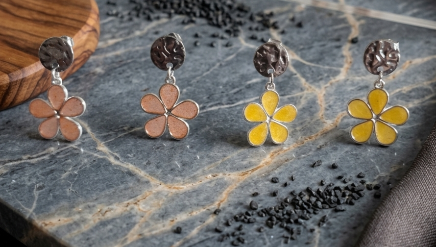 Boucles d'oreilles Fleurs en Résine - Pastille Martèlée Argentée