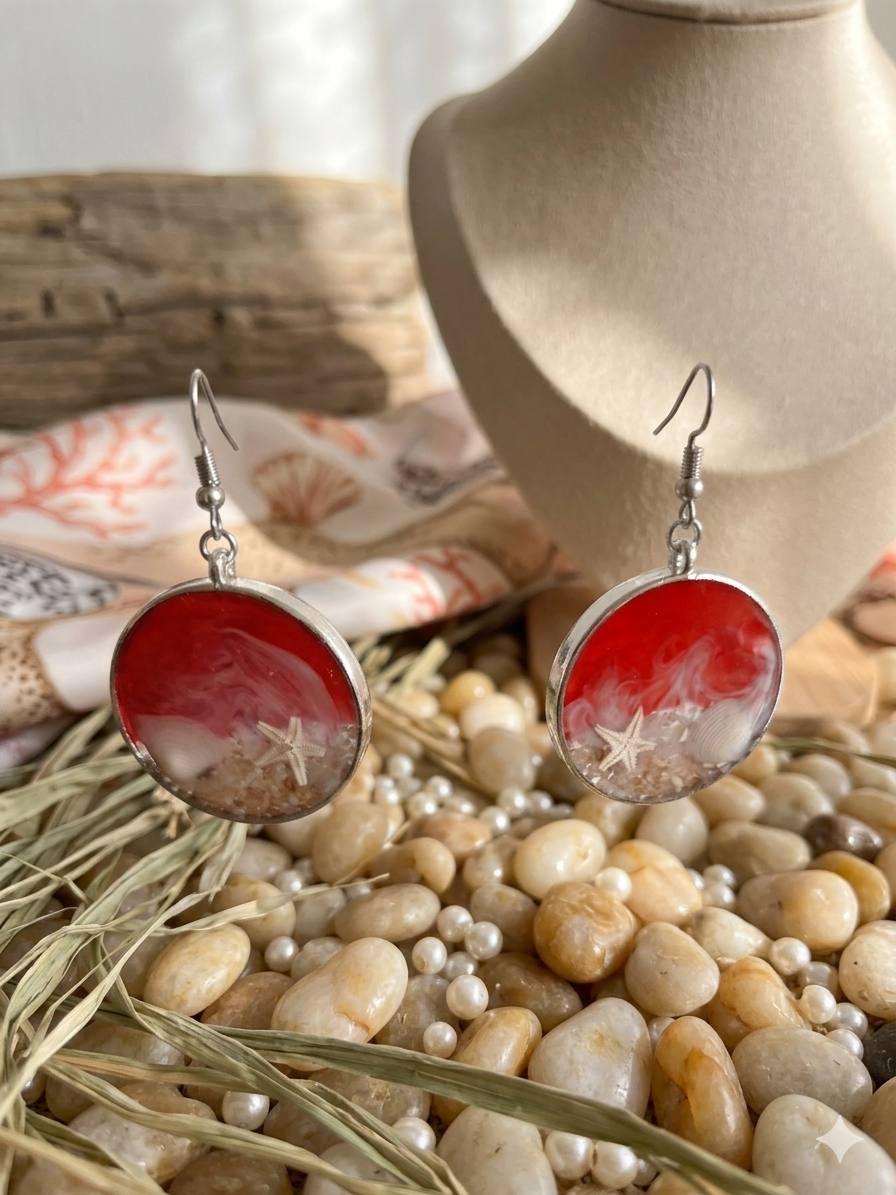 Boucles d’oreilles rondes en résine époxy rouge style marin – Étoile de mer et coquillage – Bijou artisanal fait main