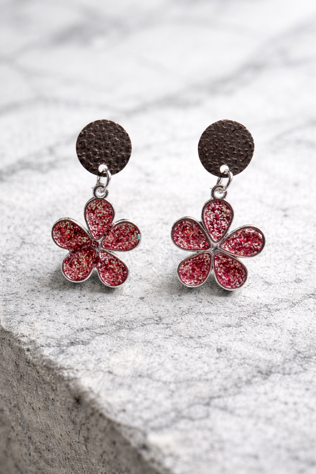 Boucles d'oreilles Fleur en Résine Rouge Pailletée – Artisanat Français