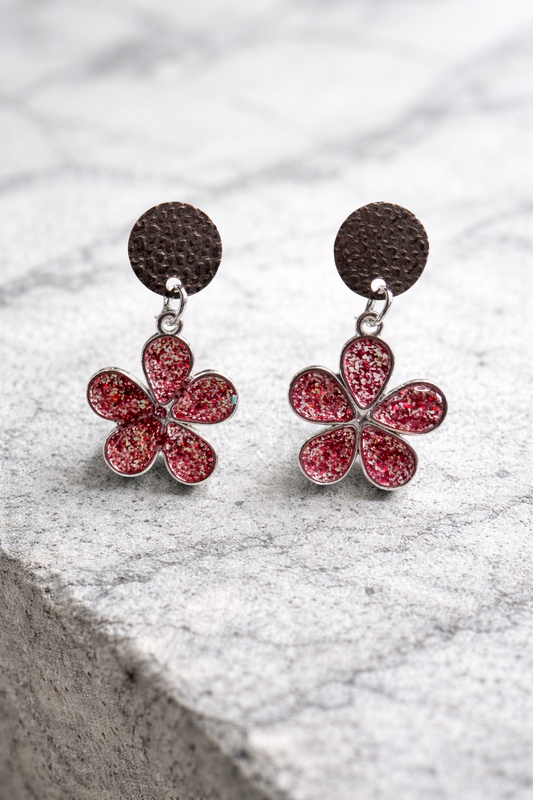Boucles d'oreilles Fleur en Résine Rouge Pailletée – Artisanat Français