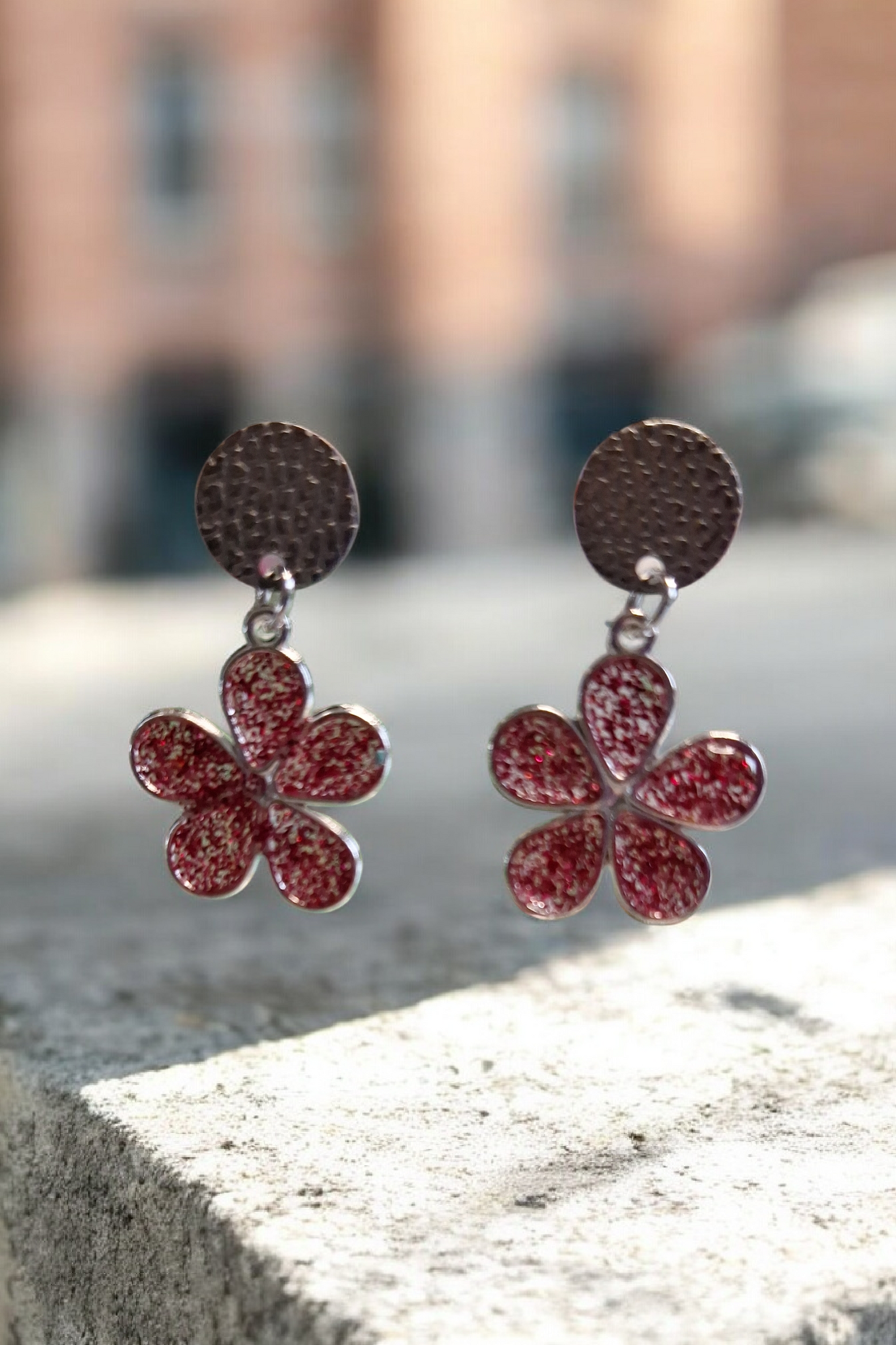 Boucles d'oreilles Fleur en Résine Rouge Pailletée – Artisanat Français