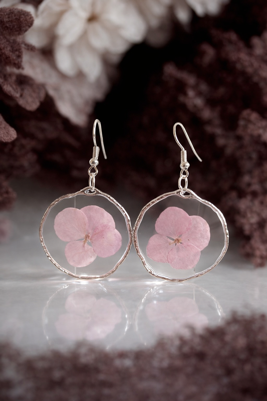 Boucles d’oreilles fleurs roses en résine UV – Bijoux artisanaux faits main