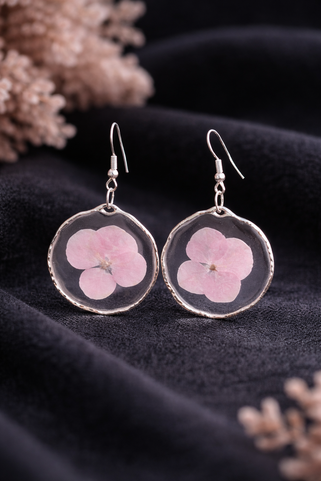Boucles d’oreilles fleurs roses en résine UV – Bijoux artisanaux faits main