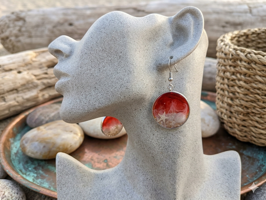 Boucles d’oreilles rondes en résine époxy rouge style marin – Étoile de mer et coquillage – Bijou artisanal fait main