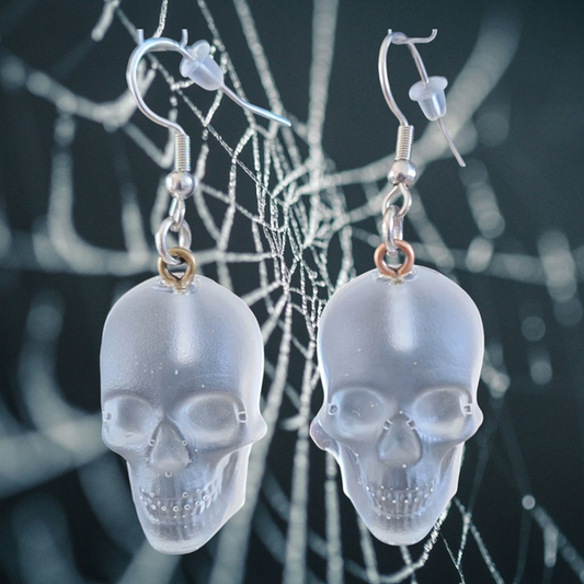 Boucles d’oreilles crâne en résine – Bijoux gothiques faits main