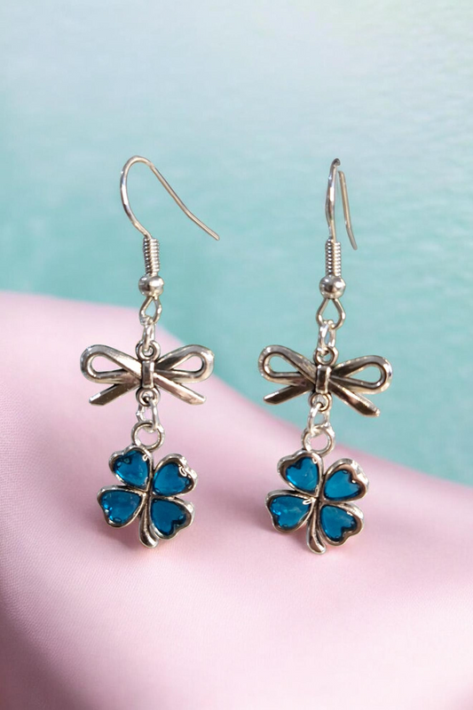 Boucles d'Oreilles Trèfles à Quatre Feuilles Bleus et Nœuds Argentés