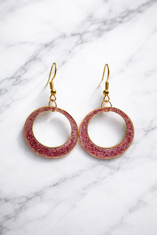 Boucles d'oreilles Créoles Évidées en Résine Rouge Pailletée – Dorées