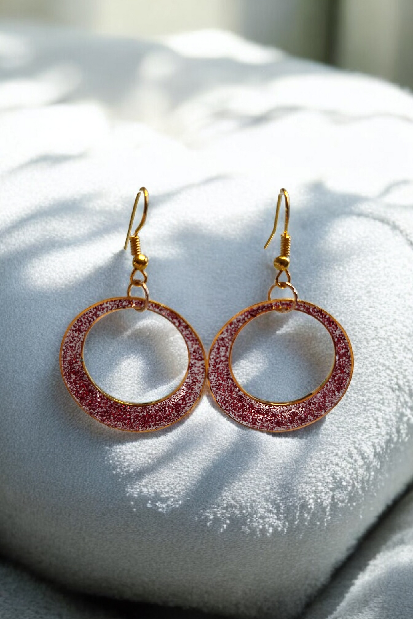Boucles d'oreilles Créoles Évidées en Résine Rouge Pailletée – Dorées