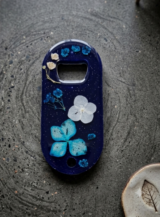 Décapsuleur Ovale artisanal – Fleurs Séchées & Bleu Nuit Étoilé - idée cadeau pour lui, elle